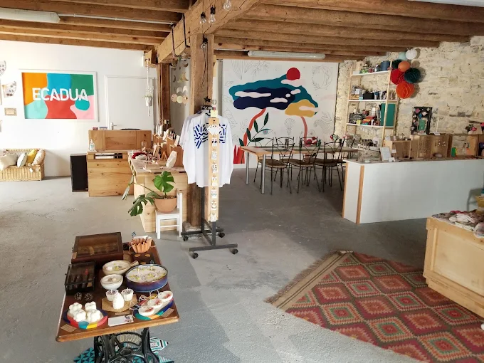 Intérieur de la boutique Ecadua, point relais pour dépôt de machines à coudre