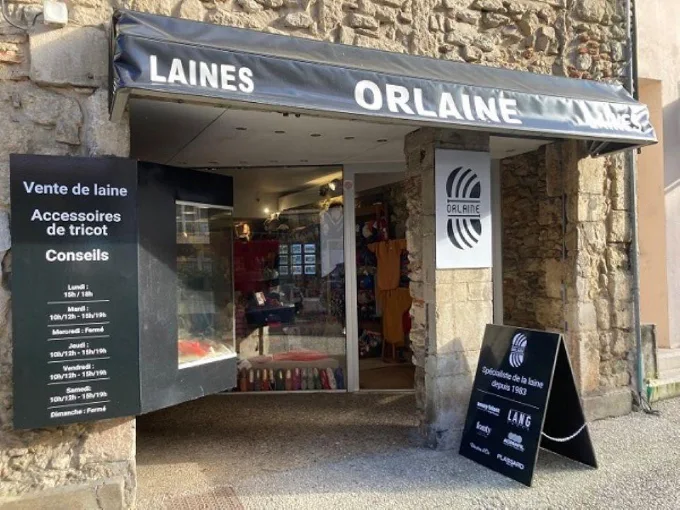 Devanture de la boutique Laines Orlaine, point relais pour dépôt de machines à coudre